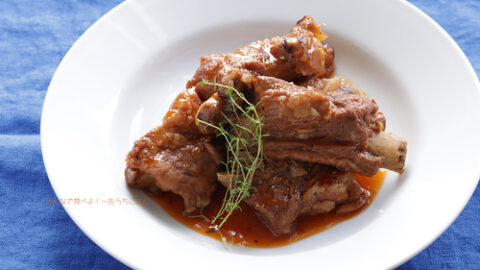 バーベキュー味のスペアリブの煮込み