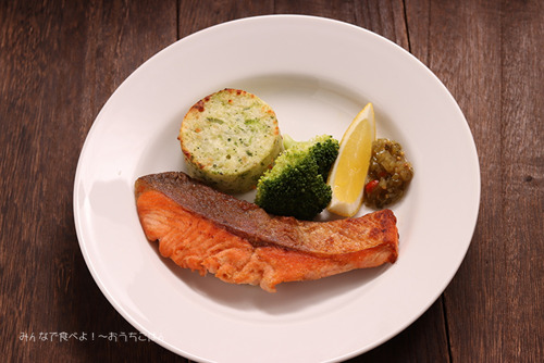 こんがり皮まで美味しいサーモンのムニエル