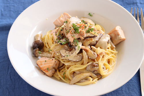 鮭ときのこの濃厚クリームパスタ